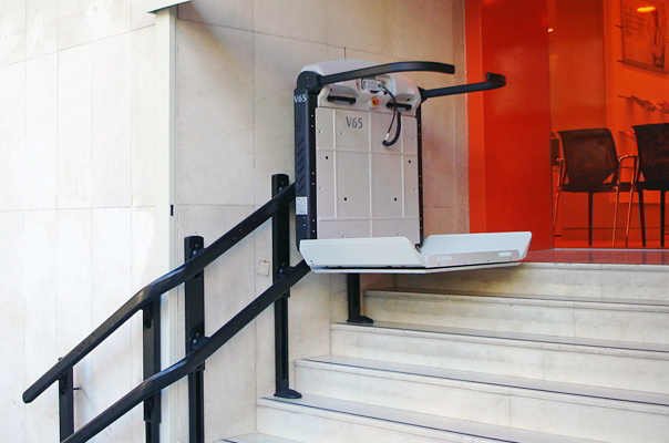 Plataforma salvaescaleras curva V65 de Vimec®.