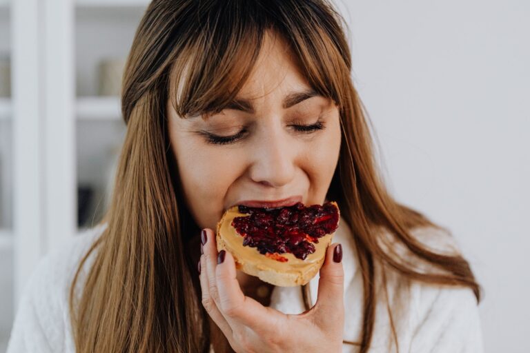 Mujer comiendo