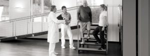 Sistema protésico de rodilla accionada por microprocesador