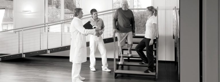 Sistema protésico de rodilla accionada por microprocesador