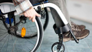 Persona en Silla de Ruedas por Distrofia Muscular