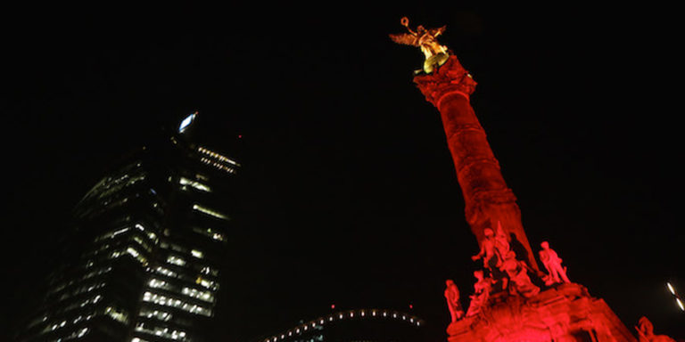 Monumentos emblemáticos en todo el mundo se iluminan de rojo en favor de la inclusión.