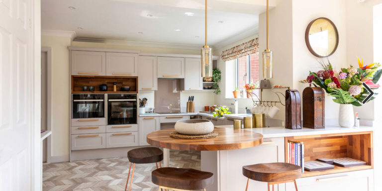 UNA COCINA ELEGANTE PARA UNA PERSONA EN SILLA DE RUEDAS