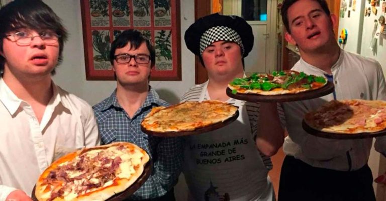 Chicos se autoemplean y abren una pizzería