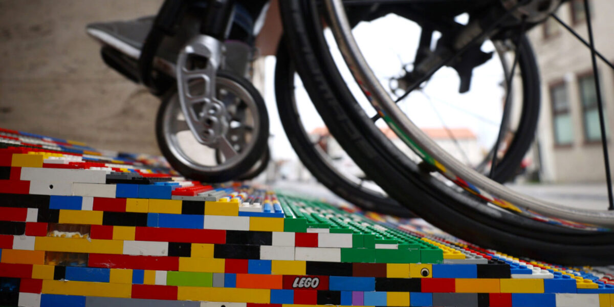 abuela alemana que construye rampas para sillas de ruedas de Lego