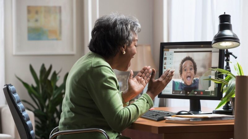 Adulto Mayor en la computadora con su nieto