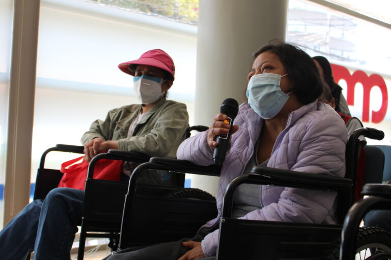Donación de sillas en alianza por la salud integral de los pacientes mexicanos.