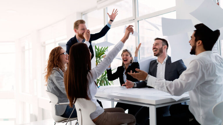 El Ambiente Laboral, al igual que la vida, está relacionado con una constante búsqueda de nuestra mejor versión. Cada experiencia, sea buena o mala, nos deja una enseñanza que apunta a la misma dirección: ser mejores cada día y progresar en todos los aspectos.
