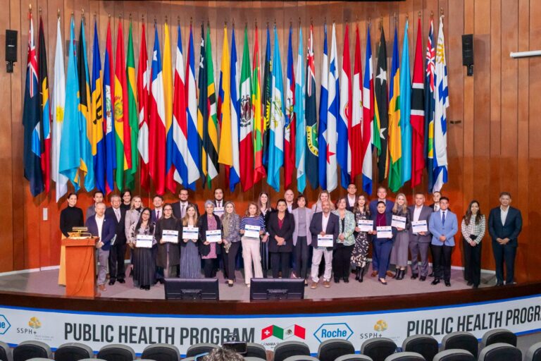 Certifican a funcionarios públicos y ejecutivos/as de empresas en salud pública.