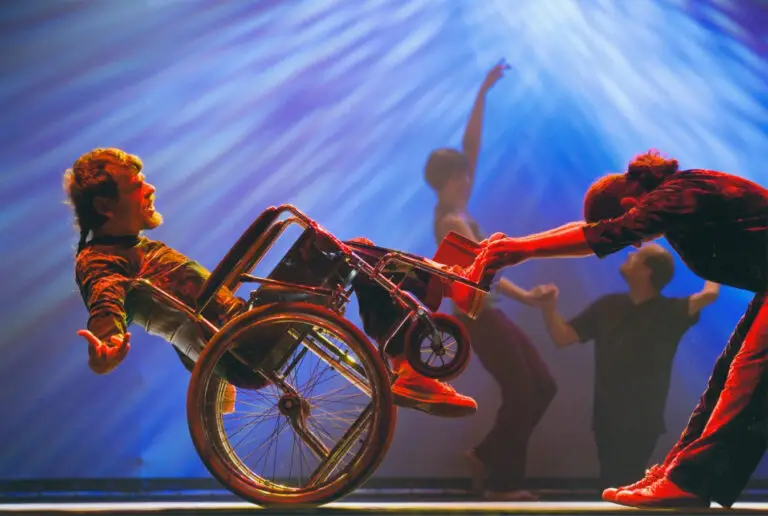 Personas en silla de ruedas realizando danza artística.
