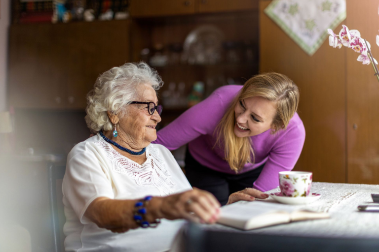 La educación en personas adultas mayores fortalece su confianza y autoestima.