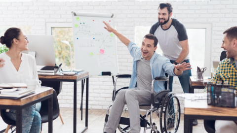 Persona en silla de ruedas dentro de un entorno laboral
