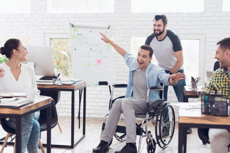 Persona en silla de ruedas dentro de un entorno laboral
