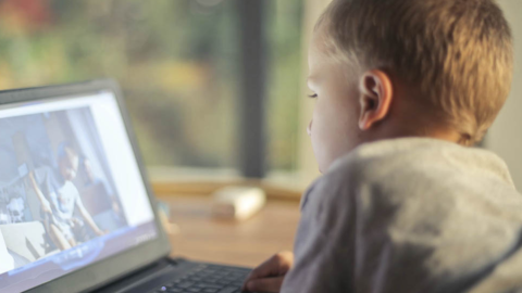 niño en computadora
