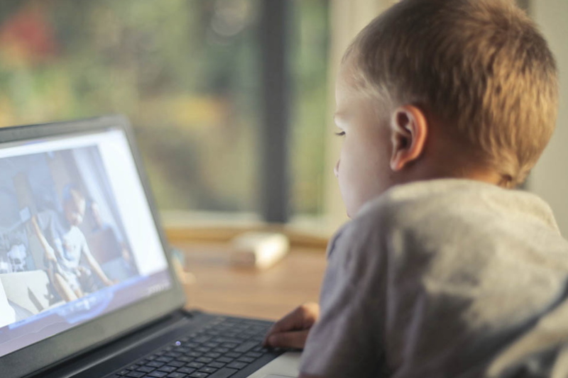 niño en computadora