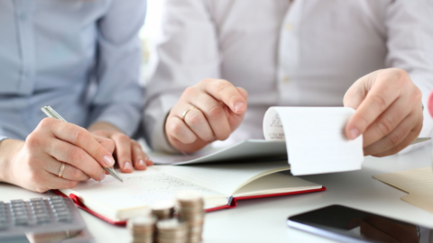 Familia revisando sus Finanzas