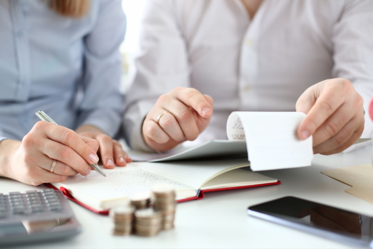 Familia revisando sus Finanzas