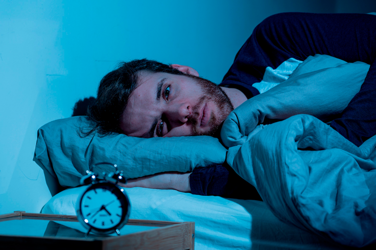 Hombre sin poder dormir con TDAH